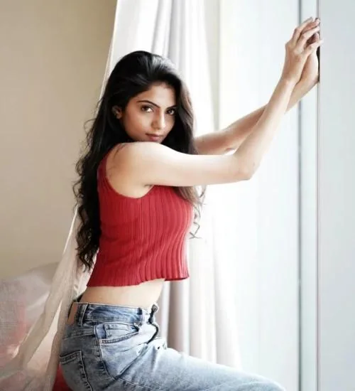 Tara Roy thumbnail 4
